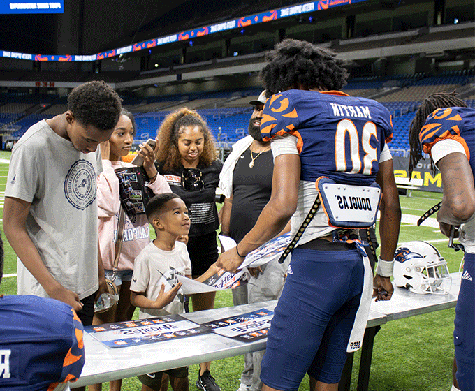 Slideshow: Roadrunners ring in Fiesta with annual <a href='http://9b.taogoods.net'>在线博彩</a> Football scrimmage